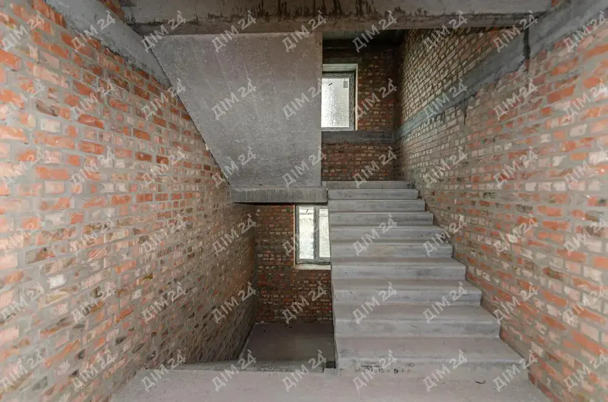 Трикімнатна квартира з панорамою та тишею
