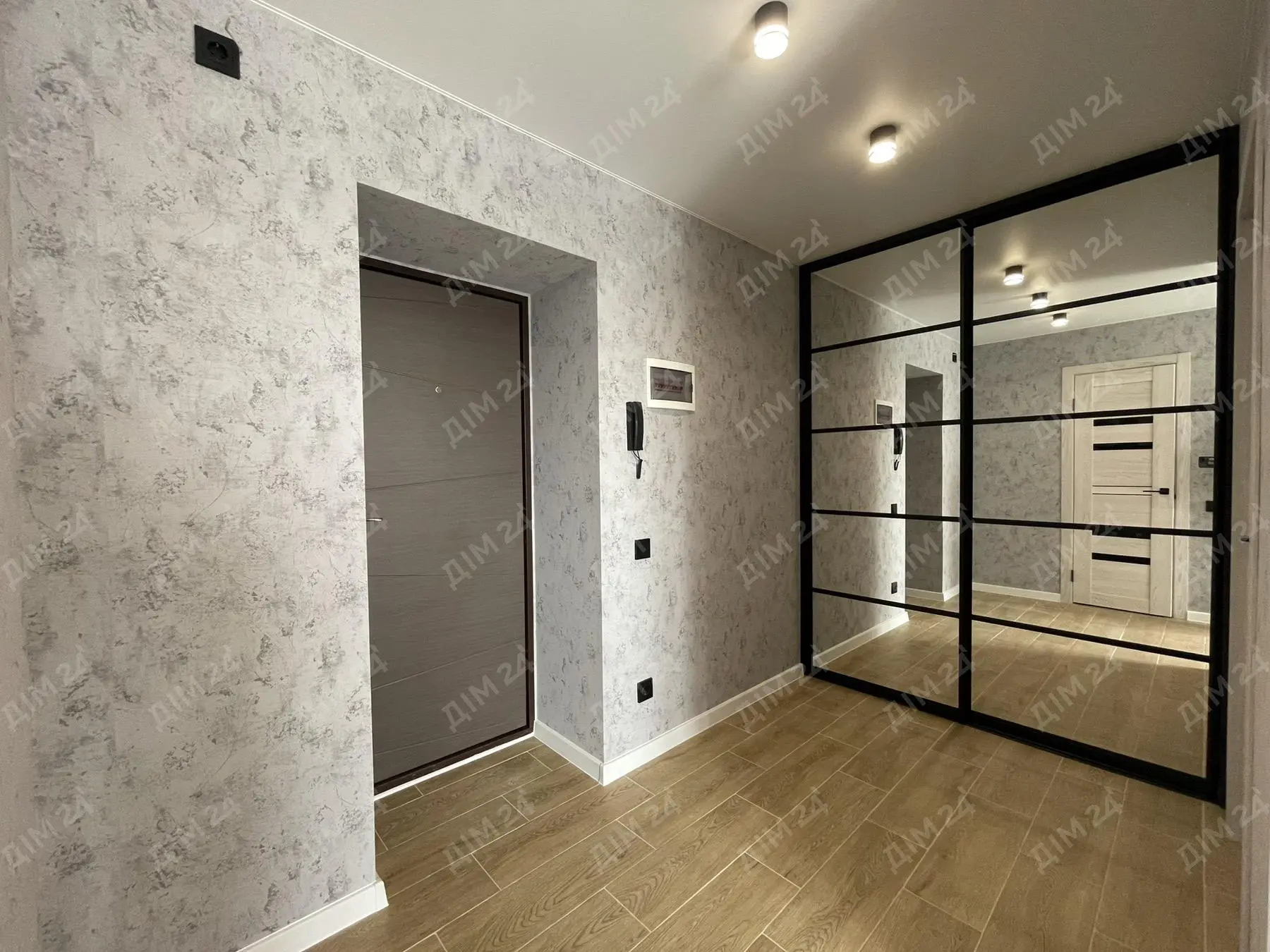 Продаж однокімнатної квартири з новим ремонтом у цегляній новобудові по кільцю.