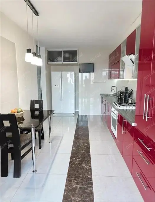 Трикімнатна квартира в центрі, біля Листопаду