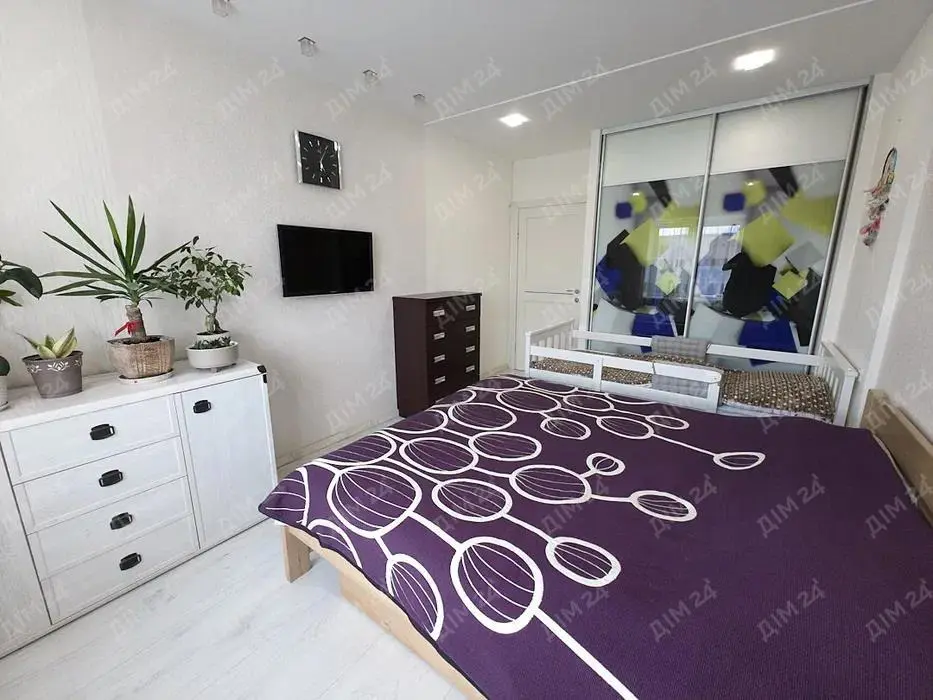 Трикімнатна квартира в центрі, біля Листопаду