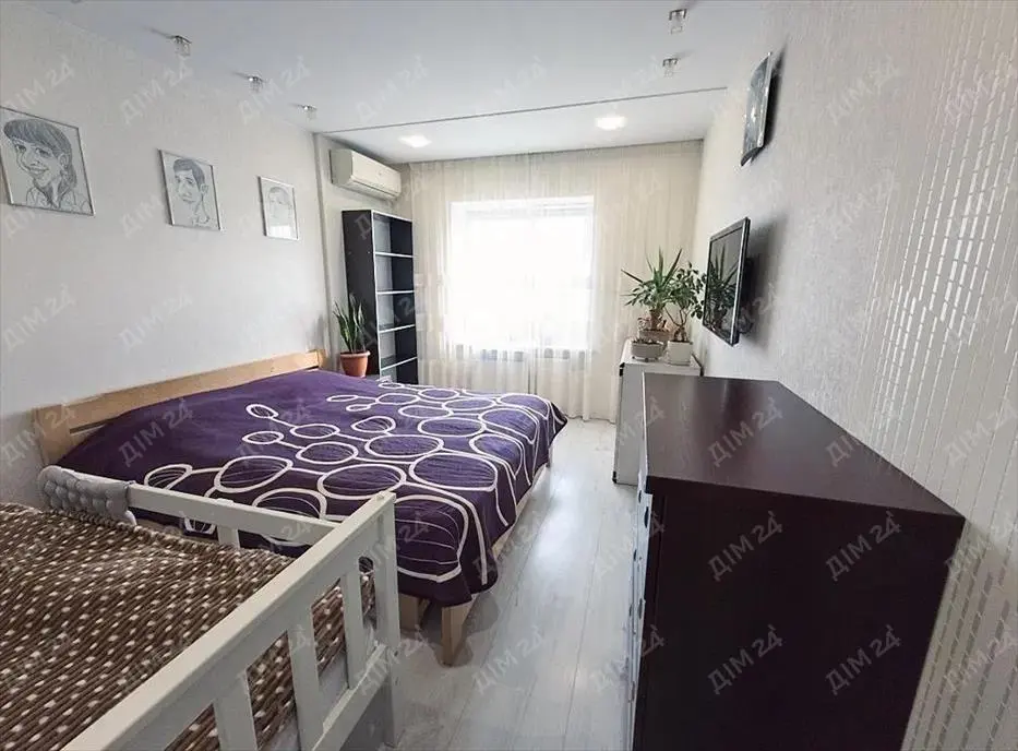 Трикімнатна квартира в центрі, біля Листопаду