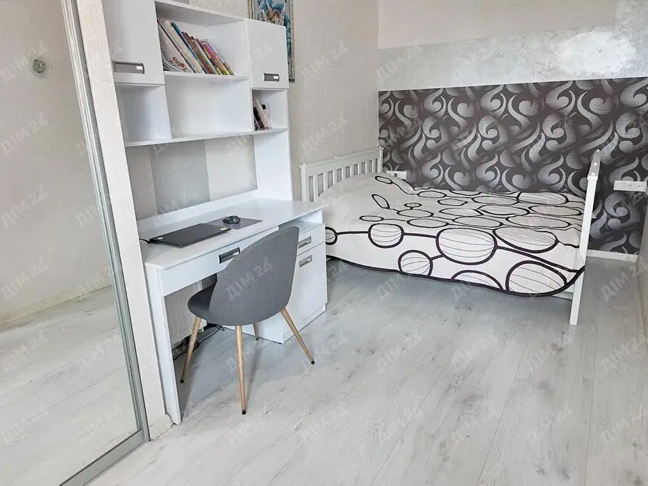 Трикімнатна квартира в центрі, біля Листопаду