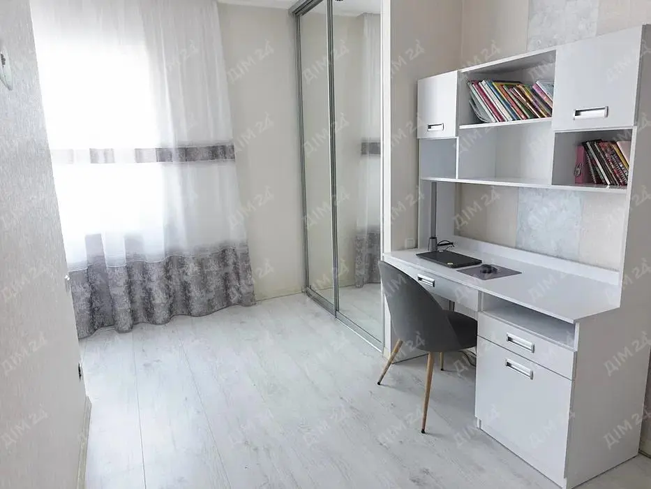 Трикімнатна квартира в центрі, біля Листопаду