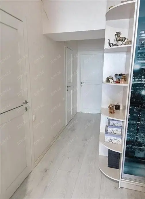 Трикімнатна квартира в центрі, біля Листопаду