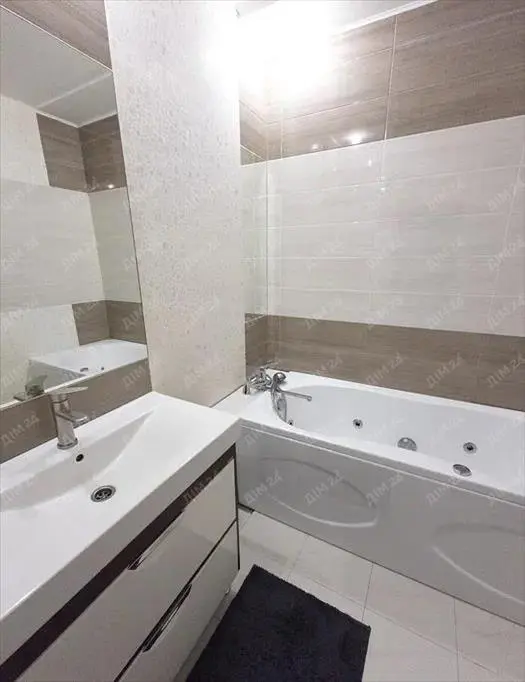 Трикімнатна квартира в центрі, біля Листопаду