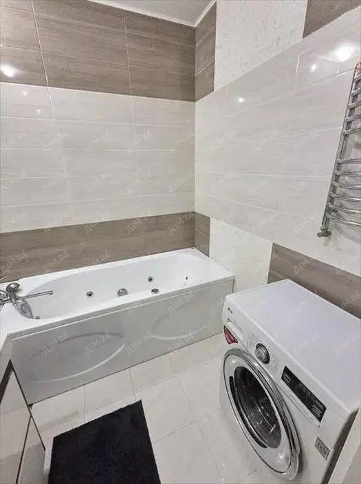 Трикімнатна квартира в центрі, біля Листопаду