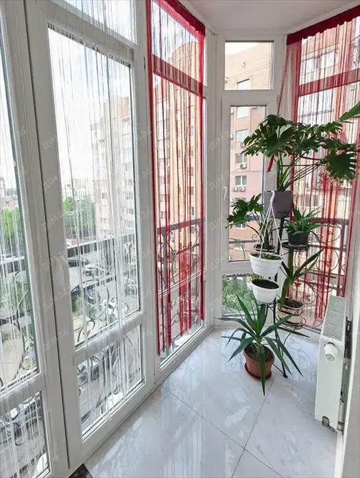 Трикімнатна квартира в центрі, біля Листопаду