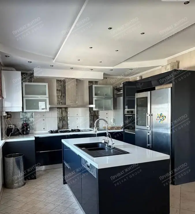 Продається простора трикімнатна квартира в сучасному цегляному будинку