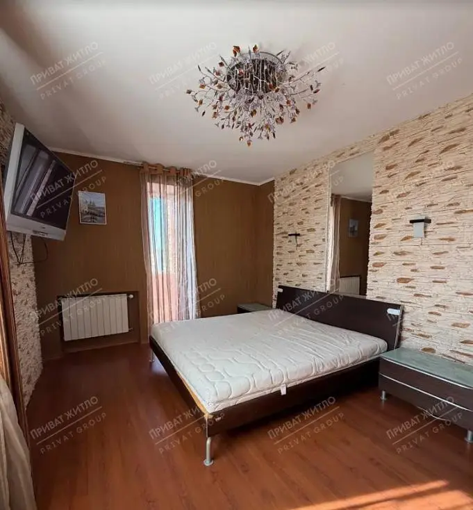 Продається простора трикімнатна квартира в сучасному цегляному будинку