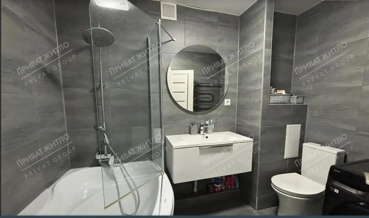 Простора та стильна квартира з сучасним ремонтом.