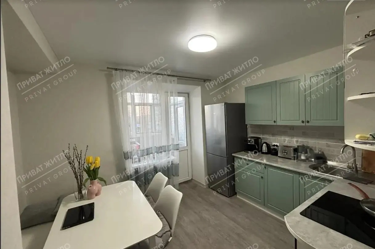 Простора та стильна квартира з сучасним ремонтом.