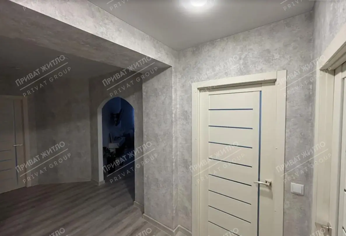 Простора та стильна квартира з сучасним ремонтом.