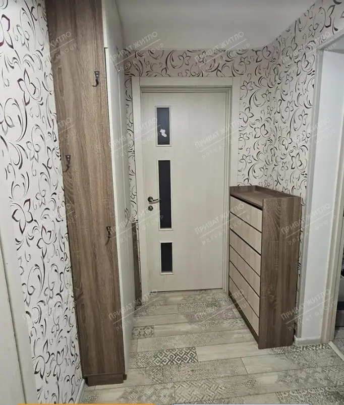 Продається  4-кімнатна квартира в спальному районі  на Половках.