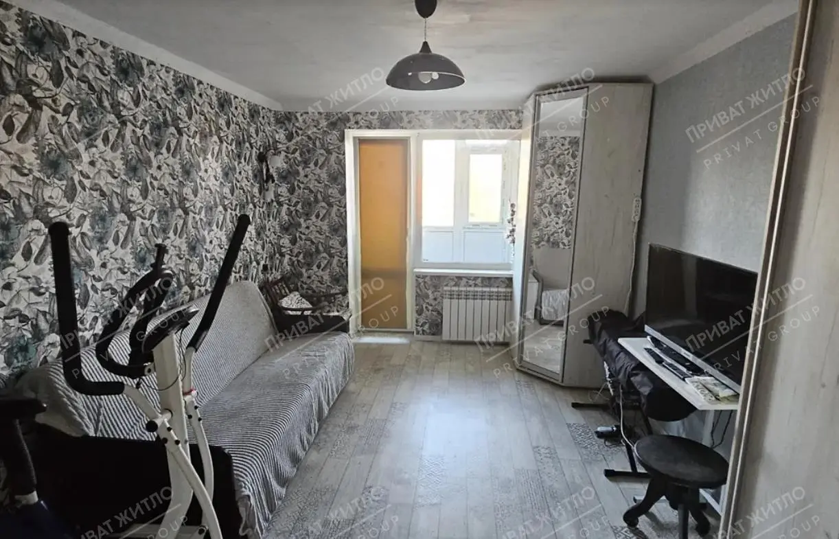 Продається  4-кімнатна квартира в спальному районі  на Половках.