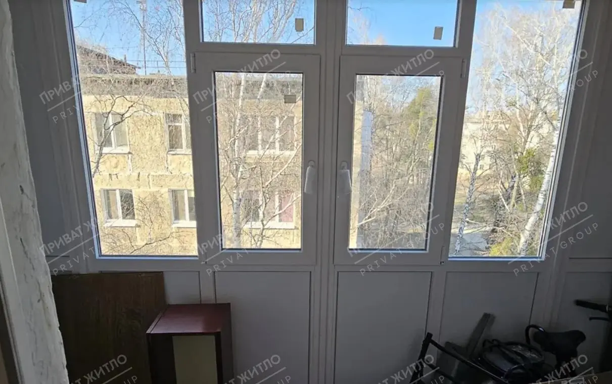 Продається  4-кімнатна квартира в спальному районі  на Половках.