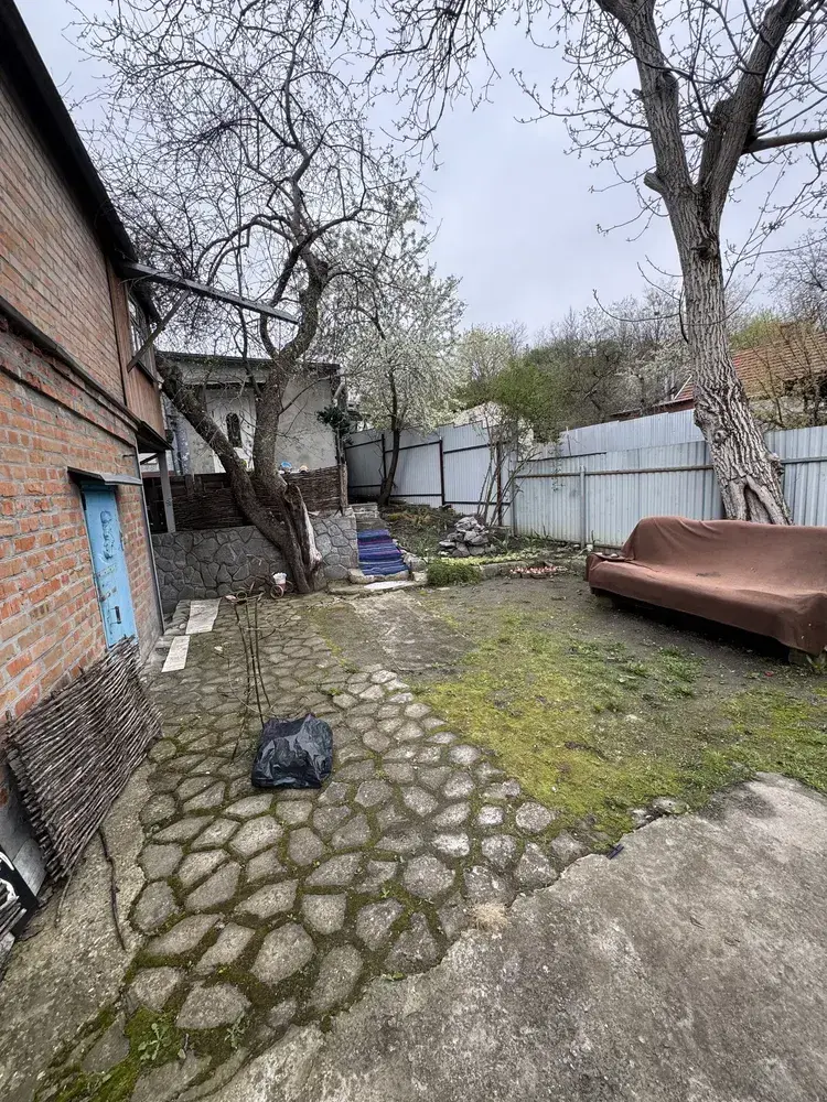 Комфортне житло в центрі: окремий двір + гараж