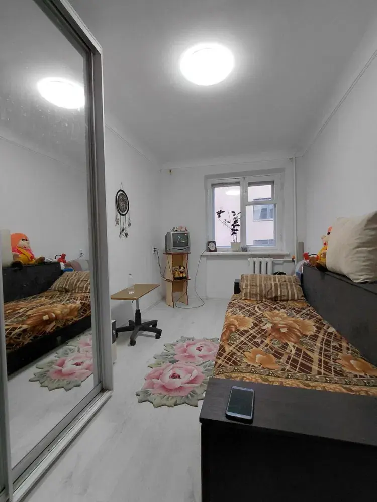 Продається трикімнатна квартира на Алмазному