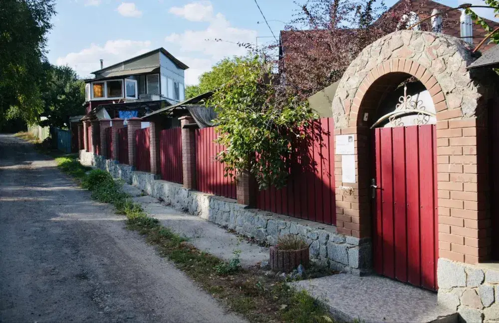 Продаж будинку в Полтаві з готовим простором для життя та бізнесу.