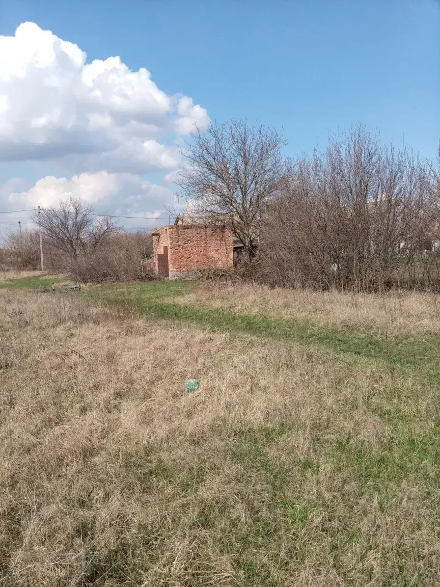 Продам земельну ділянку 18 соток із комунікаціями та будівельними матеріалами в селі Залізничне