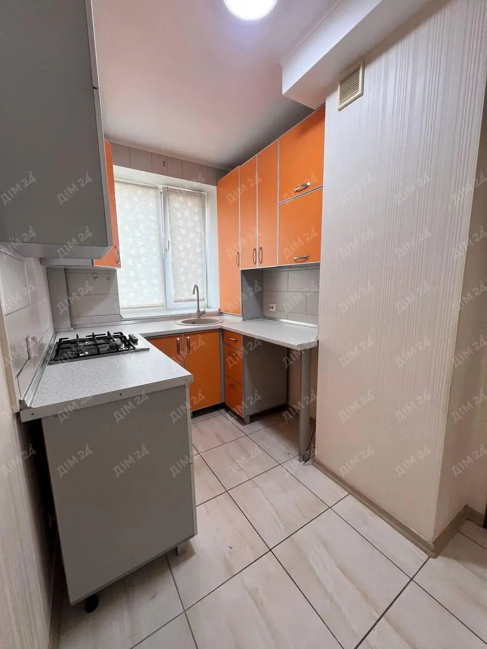2 кімнатна з автономним опаленням в центрі міста.