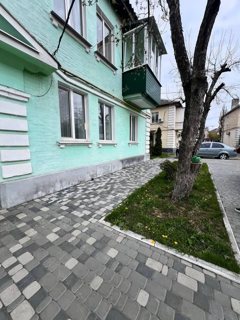 2 кімнатна з автономним опаленням в центрі міста.
