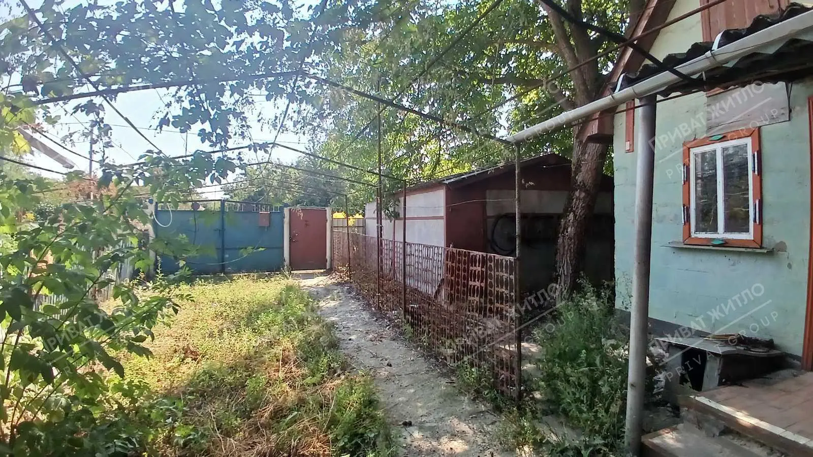 Будинок із зручностями та господарськими спорудами в Малому Тростянці
