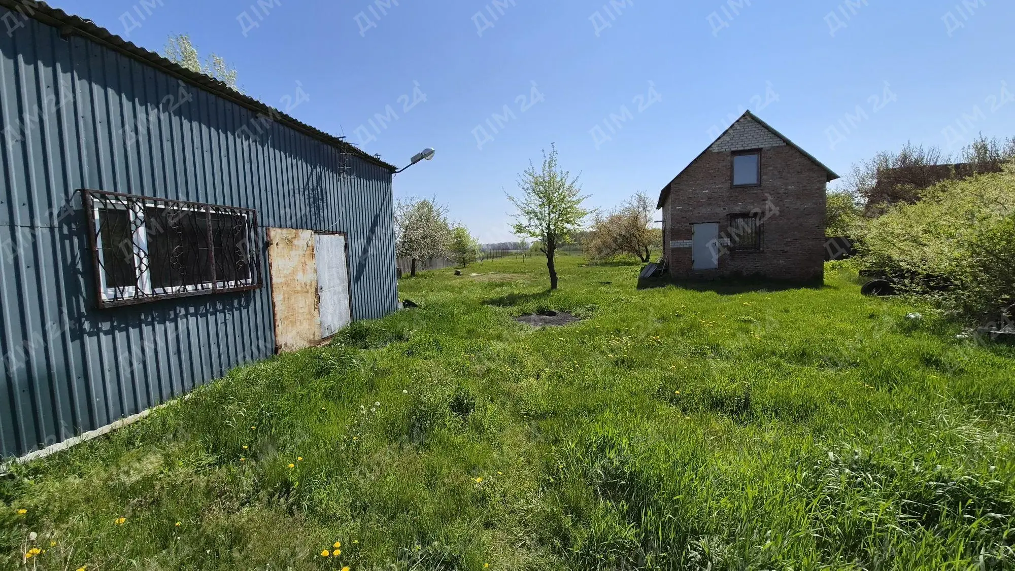 Окремий будинок поруч з містом.