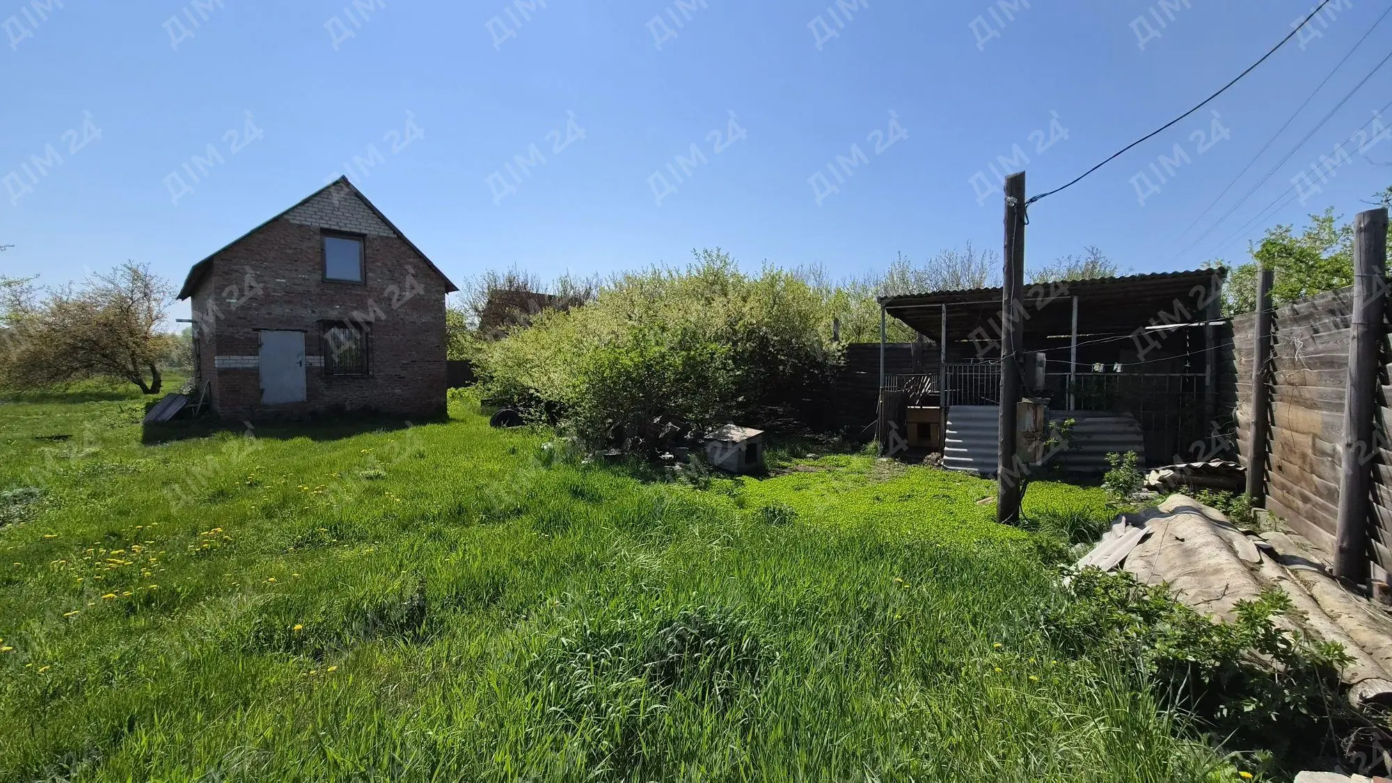 Окремий будинок поруч з містом.
