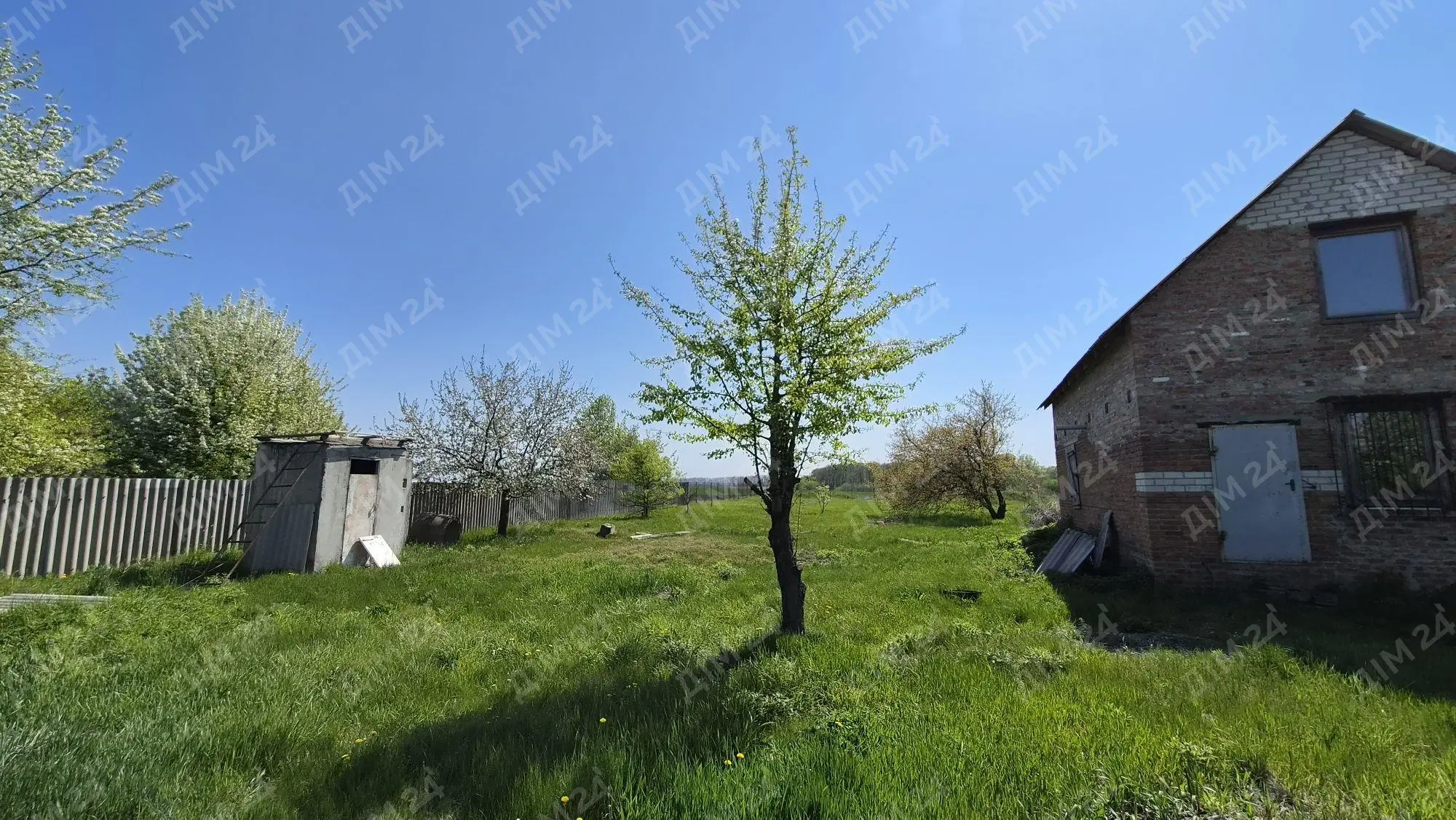 Окремий будинок поруч з містом.