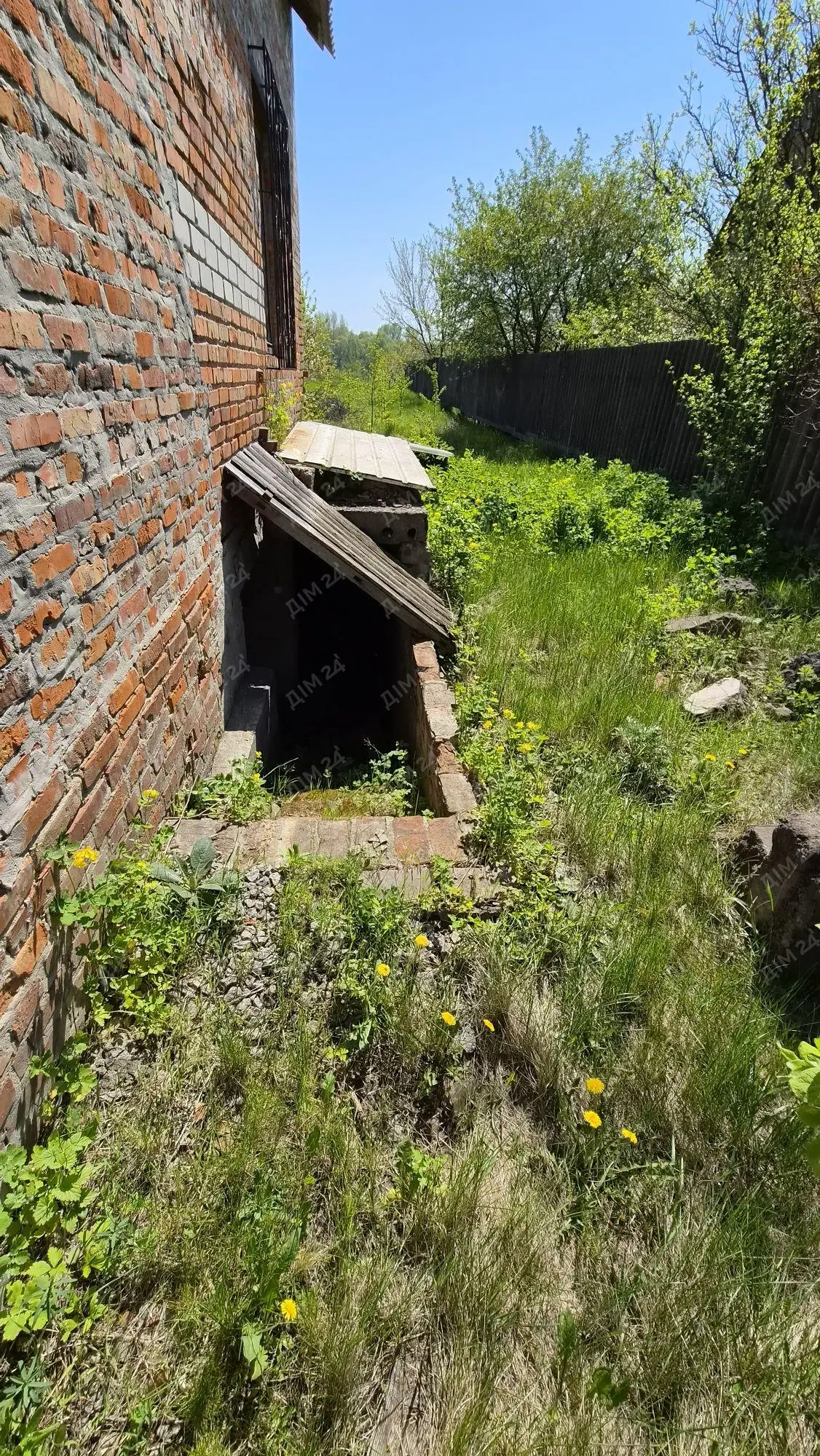 Окремий будинок поруч з містом.