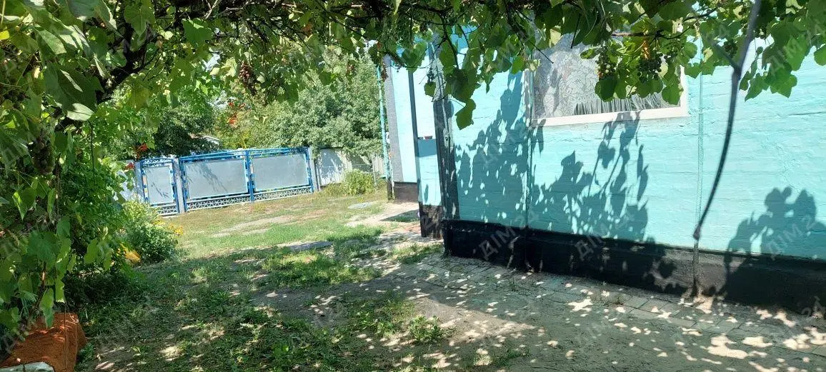 Окремий будинок неподалік міста.
