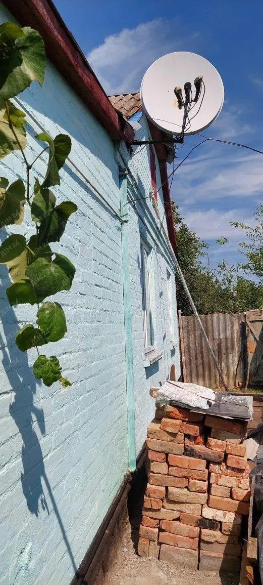 Окремий будинок неподалік міста.