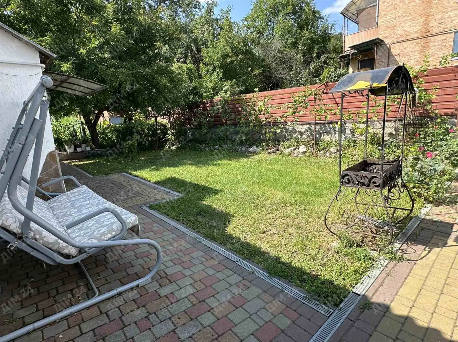 Власний будинок у центрі Полтави — приватність та енергонезалежність.
