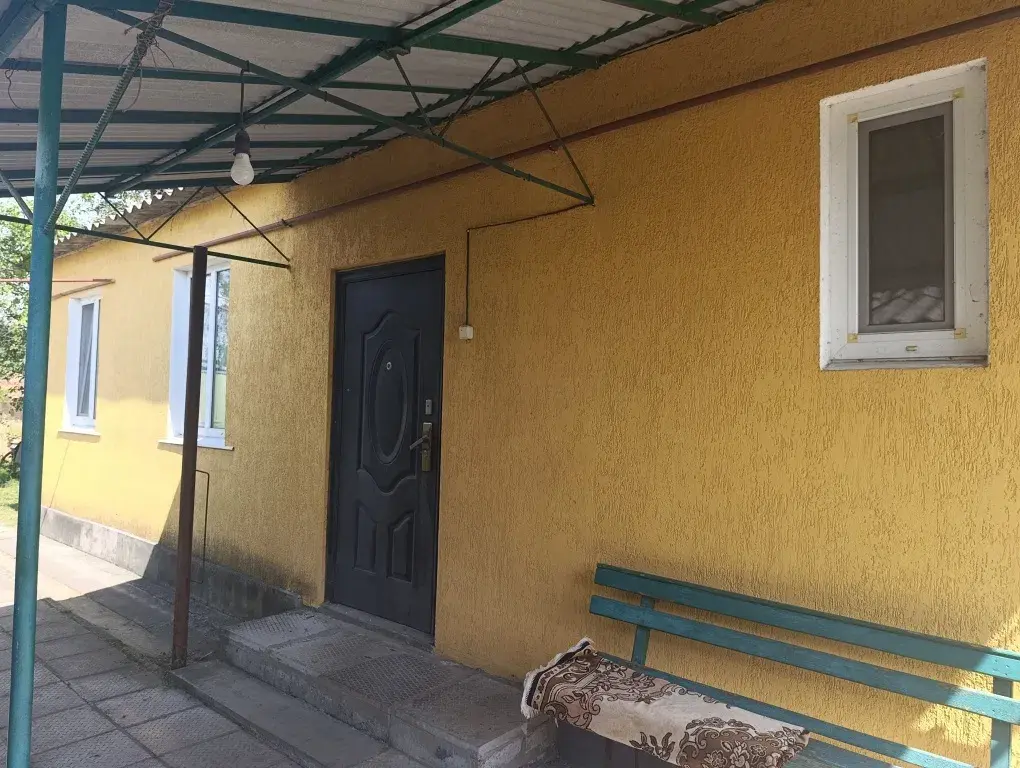 Великий добротний будинок у передмісті