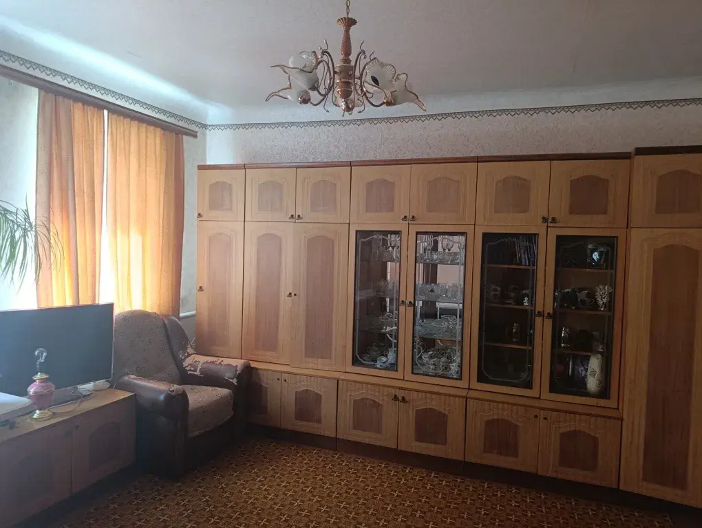 Великий добротний будинок у передмісті