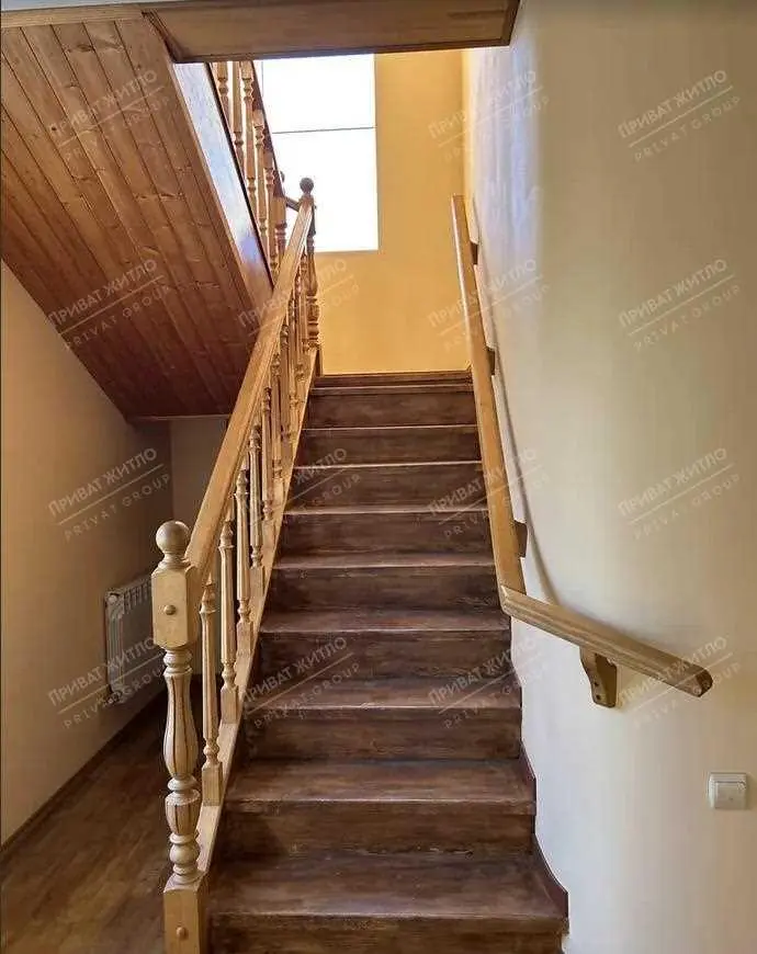 Розкішний двоповерховий цегляний будинок у с. Мильці