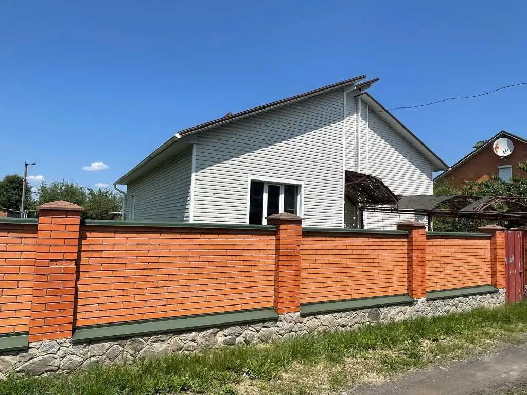 Цегляний будинок з комунікаціями