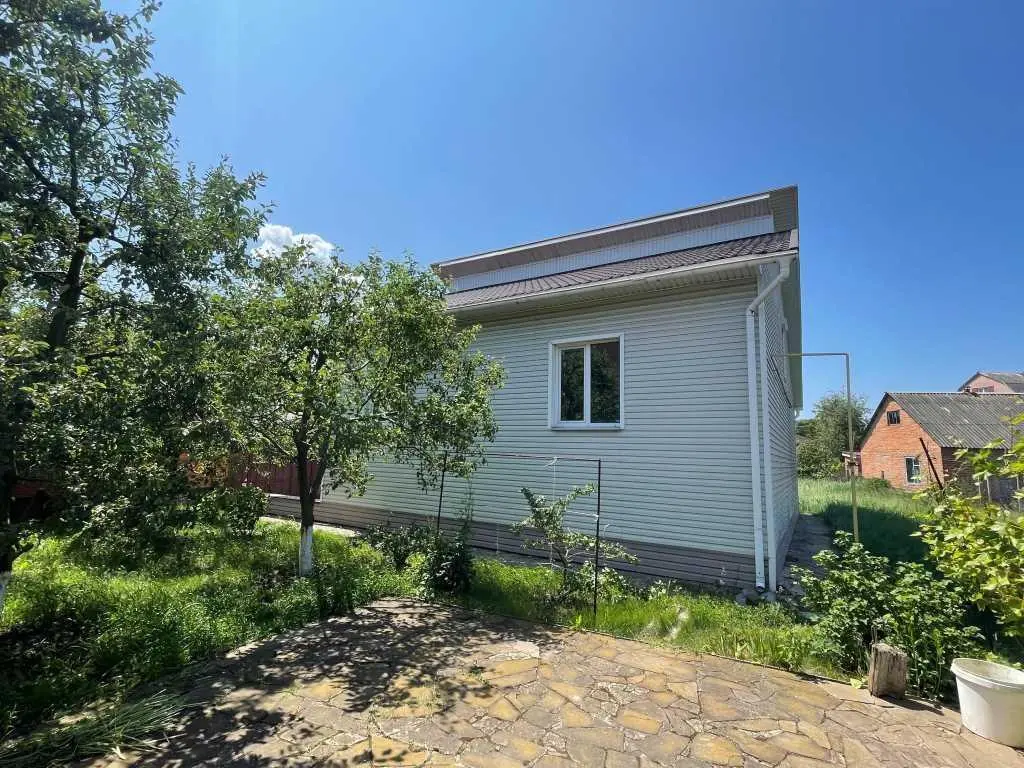 Цегляний будинок з комунікаціями