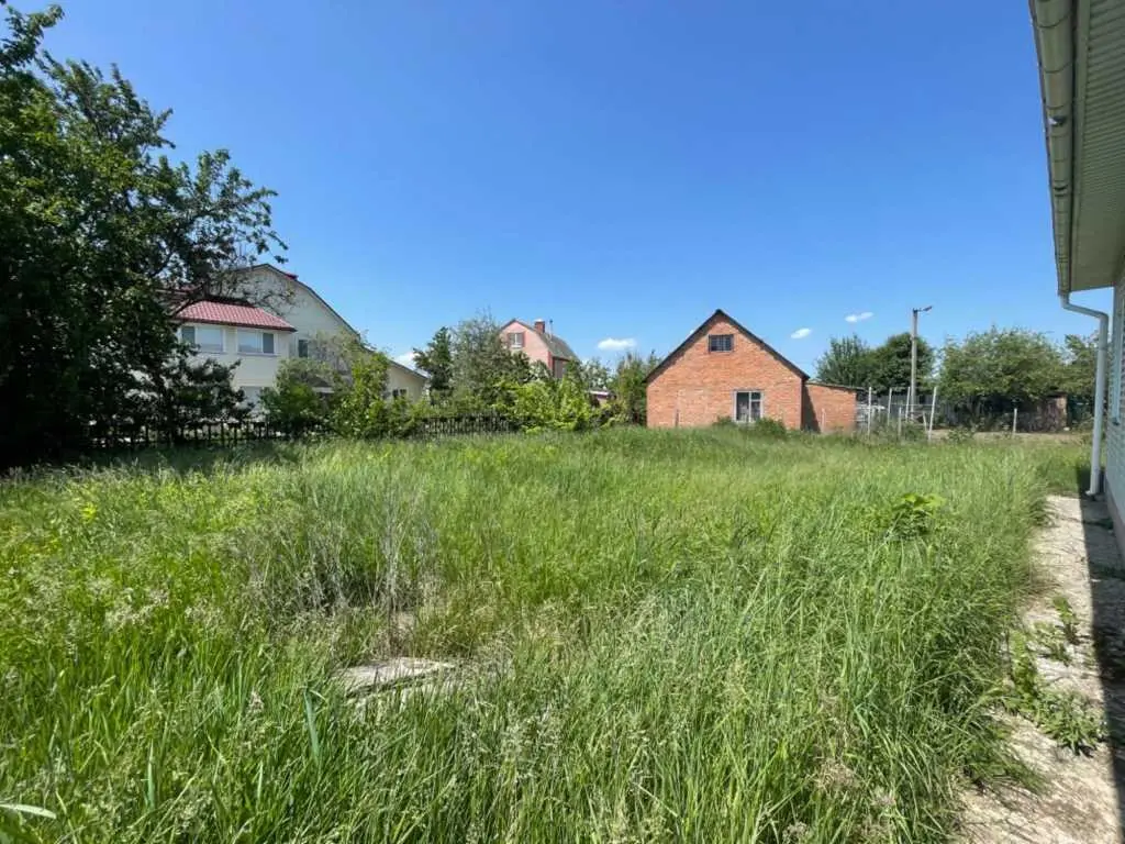 Цегляний будинок з комунікаціями