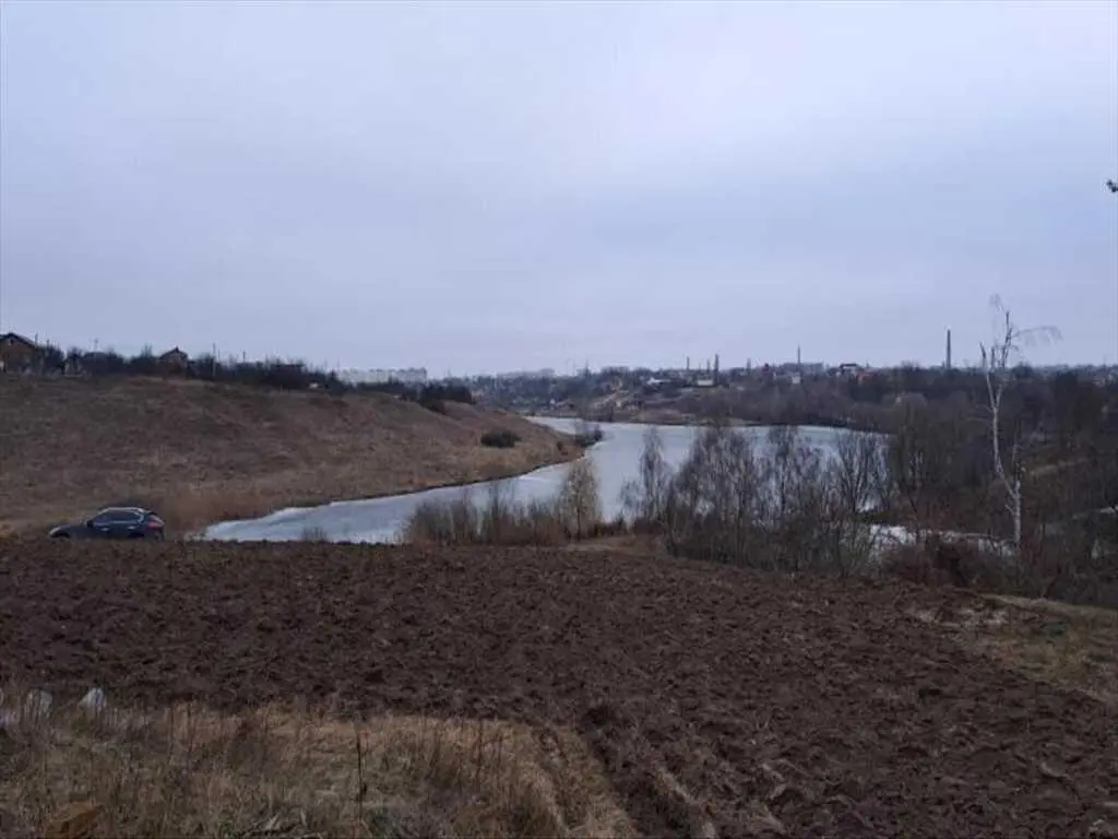 Земельна ділянка поряд з водою!