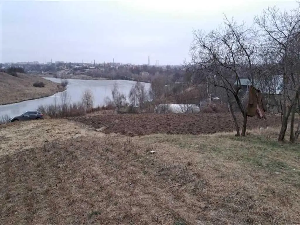 Земельна ділянка поряд з водою!